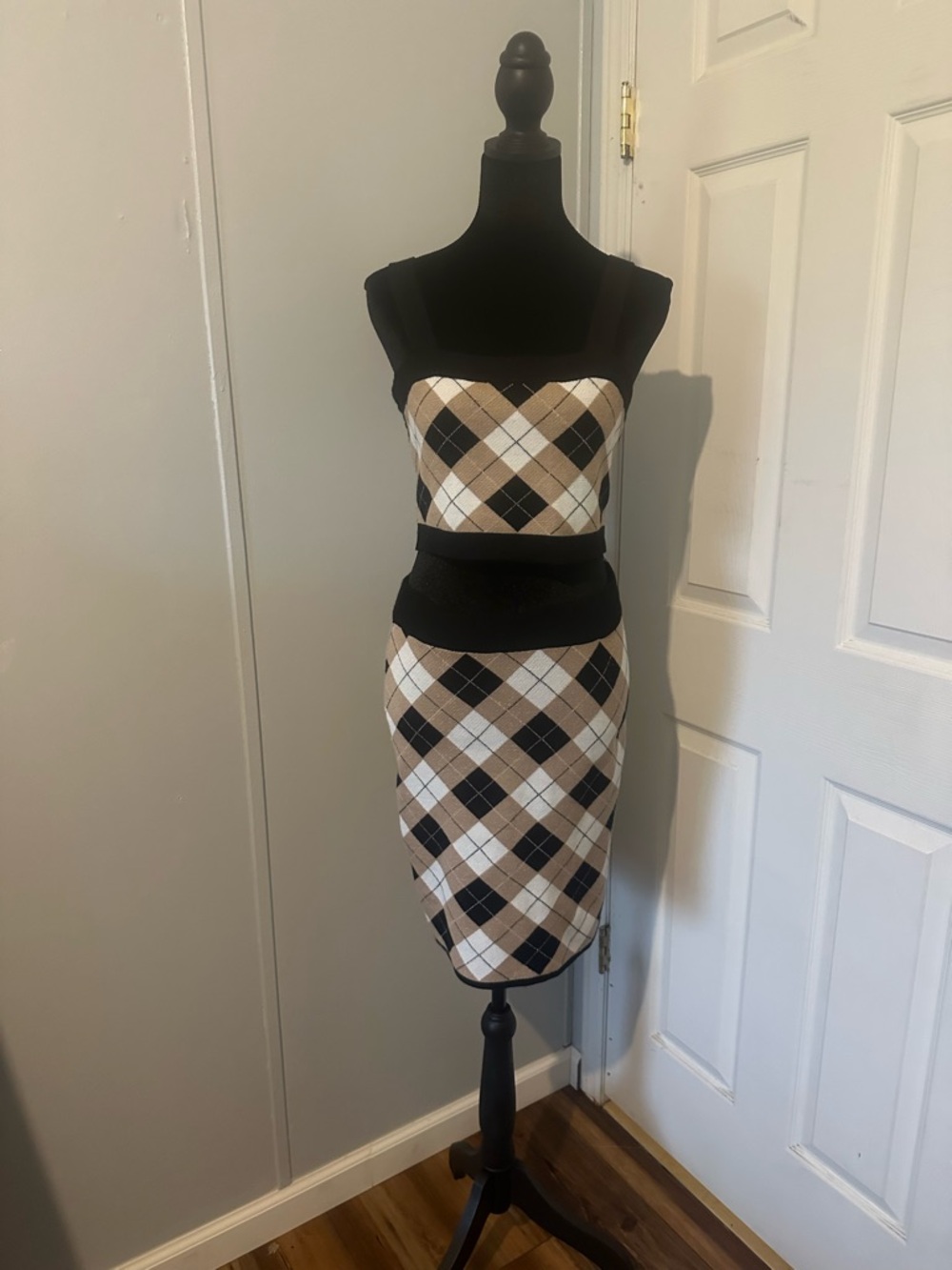 Striped Argyle Knit Pencil Skirt in Beige and Black outfit